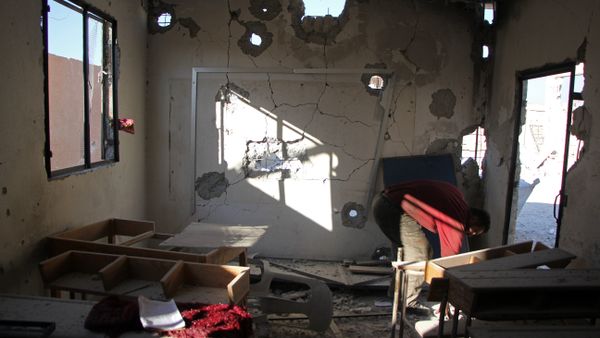 Consecuencias del ataque a una escuela en la provincia siria de Idlib Consecuencias del ataque a una escuela en la provincia siria de Idlib - Sputnik Mundo