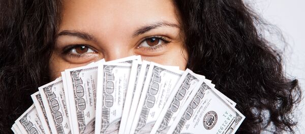 Mujer sostiene dólares (archivo) - Sputnik Mundo