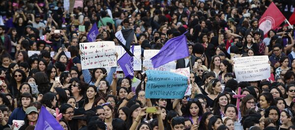 Mujeres protestan contra la violencia de género en Argentina - Sputnik Mundo