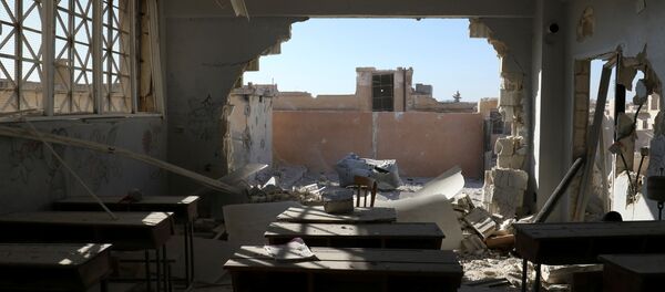 Consecuencias del ataque a una escuela en la provincia siria de Idlib - Sputnik Mundo