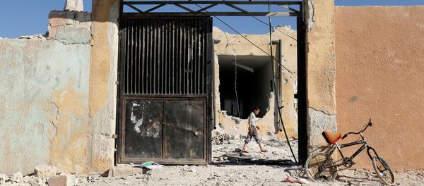 Las consecuencias del bombardeo de una escuela en Idlib, Siria - Sputnik Mundo