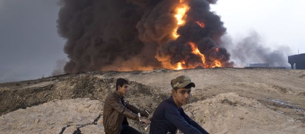 Un incendio de un campo de petróleo cerca de Mosul (archivo) Un incendio de un campo de petróleo cerca de Mosul (archivo) - Sputnik Mundo