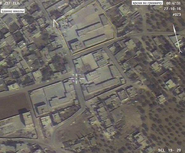 Un avión no tripulado ruso fue enviado a hacer fotografías detalladas de Haas. En la foto están marcados el recinto de la escuela en cuestión, así como la fecha y la hora del vuelo. - Sputnik Mundo