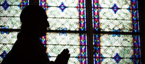 Persona rezando (imagen referencial) - Sputnik Mundo