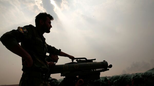 A Kurdish Peshmerga fighter with Milan anti tank weapon guards against possible Islamic State suicide bomb attacks during a battle with Islamic State militants at Topzawa village, near Bashiqa, near Mosul, Iraq October 24, 2016 - Sputnik Mundo