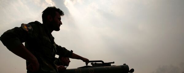 A Kurdish Peshmerga fighter with Milan anti tank weapon guards against possible Islamic State suicide bomb attacks during a battle with Islamic State militants at Topzawa village, near Bashiqa, near Mosul, Iraq October 24, 2016 - Sputnik Mundo