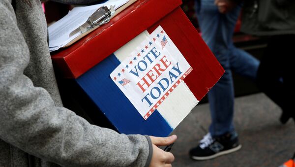 An election volunteer holds a box outside Trump Tower in the Manhattan borough of New York City - Sputnik Mundo