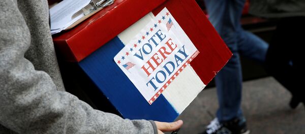 An election volunteer holds a box outside Trump Tower in the Manhattan borough of New York City - Sputnik Mundo