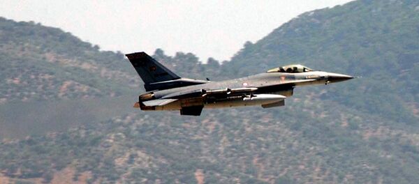 Un caza F-16 turco - Sputnik Mundo