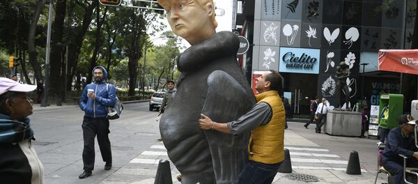 Estatua de Trump en México - Sputnik Mundo