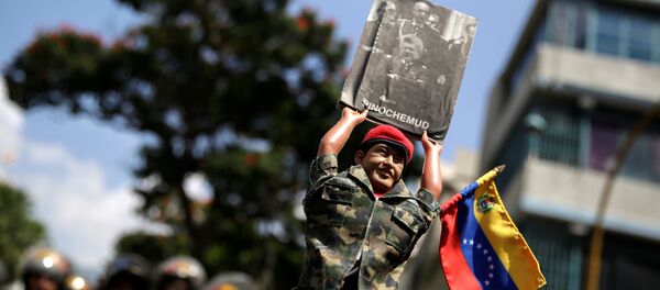 Seguidores de Nicolás Maduro participan en una concentración enfrente de la Asamblea Nacional - Sputnik Mundo