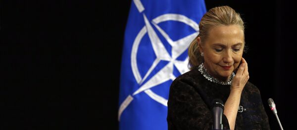 Hillary Clinton en la sede de la OTAN en Bruselas - Sputnik Mundo