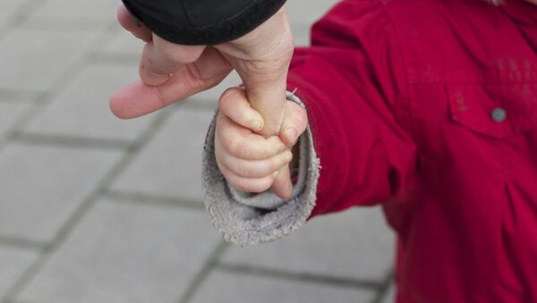 La mano de un niño - Sputnik Mundo