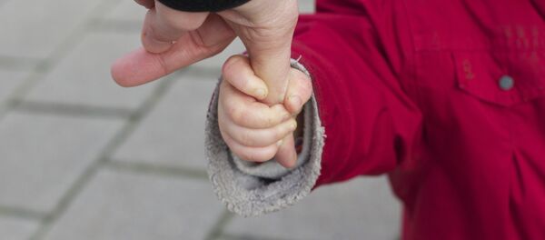 La mano de un niño - Sputnik Mundo