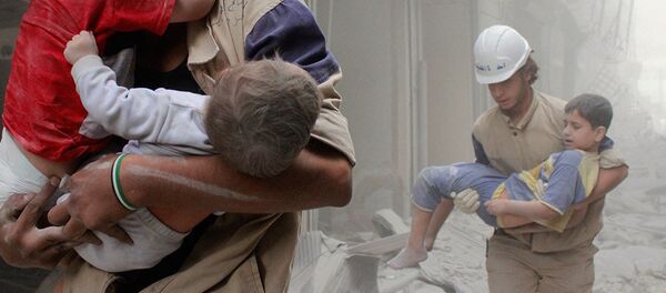 Miembros de Cascos Blancos con menores en manos Miembros de Cascos Blancos con menores en manos - Sputnik Mundo