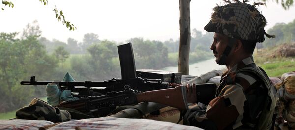 Un soldado guarda la frontera entre la India y Pakistán - Sputnik Mundo