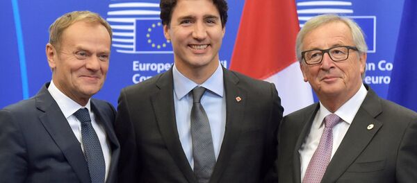 El presidente del Consejo Europeo, Donald Tusk, el primer ministro de Canadá, Justin Trudeau, el presidente de la Comisión Europea, Jean-Claude Juncker. - Sputnik Mundo