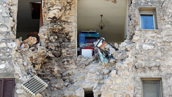 Una casa afectada por el Terremoto en Italia Una casa afectada por el Terremoto en Italia - Sputnik Mundo
