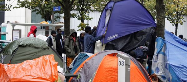 Un campamento de inmigrantes ilegales en París, Francia - Sputnik Mundo