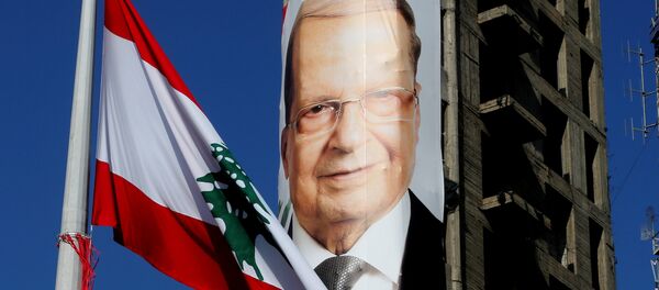 A Lebanese flag flutters near a picture of Christian politician and FPM founder Michel Aoun on a building prior to presidential elections in Beirut - Sputnik Mundo