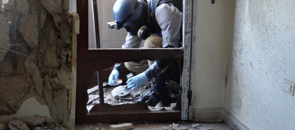 A United Nations (UN) arms expert collects samples, as he inspect the site where rockets had fallen in Damascus' eastern Ghouta suburb during an investigation into a suspected chemical weapons strike near the capital (File) - Sputnik Mundo