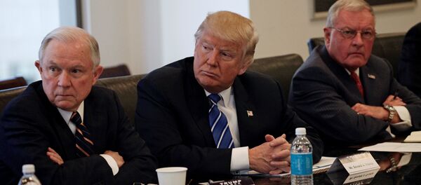 Trump con sus asesores - Sputnik Mundo