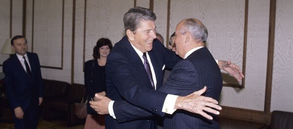 Ronald Reagan y Mijail Gorbachov - Sputnik Mundo