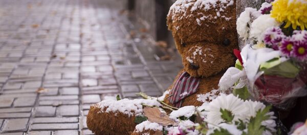 Цветы в память о жертвах крушения Airbus A321 у посольств РФ в зарубежных странах - Sputnik Mundo