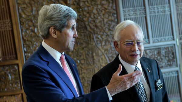 Malaysia’s Prime Minister Najib Razak (R) listens while US Secretary of State John Kerry talks before a meeting at the prime minister's office in Putrajaya on August 5, 2015 - Sputnik Mundo