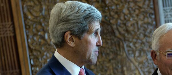 Malaysia’s Prime Minister Najib Razak (R) listens while US Secretary of State John Kerry talks before a meeting at the prime minister's office in Putrajaya on August 5, 2015 - Sputnik Mundo
