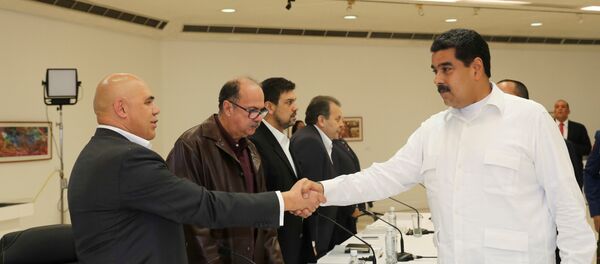 Secretario de la MUD, Jesús Torrealba, y presidente de Venezuela, Nicolás Maduro - Sputnik Mundo