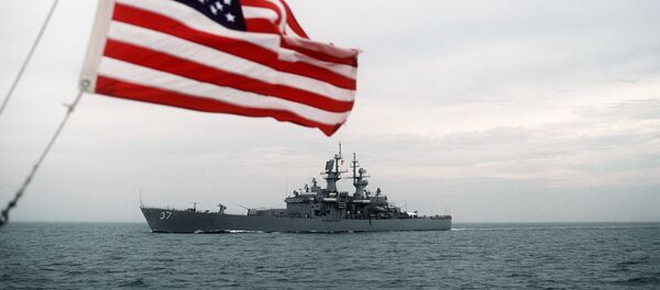 La bandera de EEUU y el buque estadounidense, equipado con misiles nucleares guiados, USS South Carolina - Sputnik Mundo