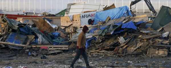 La demolición del campamento de refugiados en Calais, Francia - Sputnik Mundo
