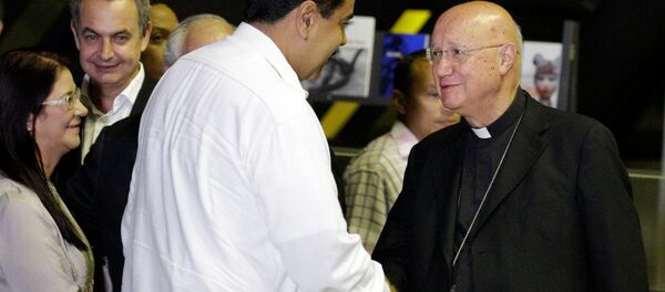 Nicolás Maduro, el presidente de Venezuela, saluda a Claudio María Celli, representate de Vaticano - Sputnik Mundo
