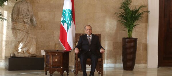 Newly elected Lebanese president Michel Aoun sits on the president's chair inside the presidential palace in Baabda - Sputnik Mundo