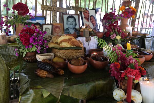 Un altar con la ofrenda en día de los muertos - Sputnik Mundo