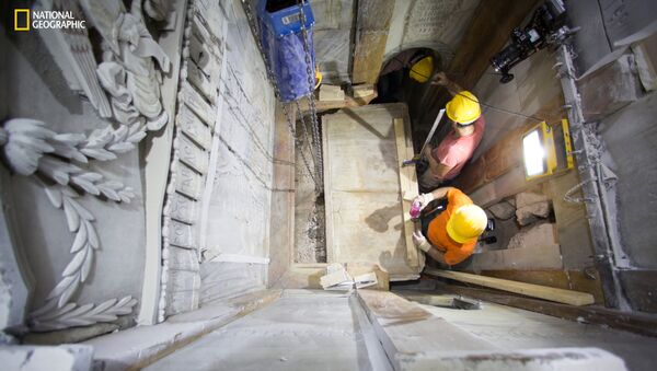 In this Wednesday, Oct. 26, 2016, photo provided by National Geographic, workers remove the top marble layer of the tomb said to be that of Jesus Christ in the Church of Holy Sepulcher in Jerusalem. A restoration team peeled away the marble layer for the first time in centuries in an effort to reach what it believes is the original rock surface where Jesus' body was laid. - Sputnik Mundo