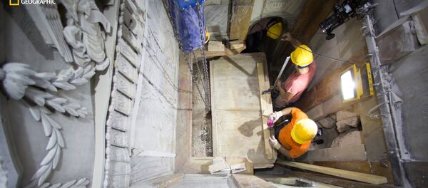 In this Wednesday, Oct. 26, 2016, photo provided by National Geographic, workers remove the top marble layer of the tomb said to be that of Jesus Christ in the Church of Holy Sepulcher in Jerusalem. A restoration team peeled away the marble layer for the first time in centuries in an effort to reach what it believes is the original rock surface where Jesus' body was laid. - Sputnik Mundo