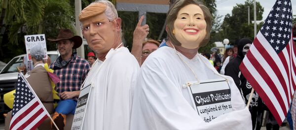 Dos personas disfrazadas de Donald Trump y Hillary Clinton - Sputnik Mundo
