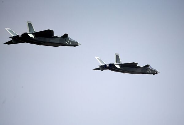 Dos aviones Chengdu J-20 en el espectáculo aéreo anual Airshow China en Zhuhai - Sputnik Mundo