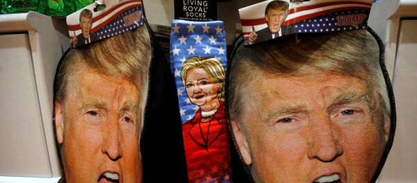 Imágenes de Donald Trump y Hillary Clinton en máscaras y calcetines - Sputnik Mundo