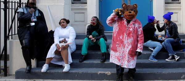 La gente preparándose para la celebracion de Halloween, Nueva York La gente preparándose para la celebracion de Halloween, Nueva York - Sputnik Mundo