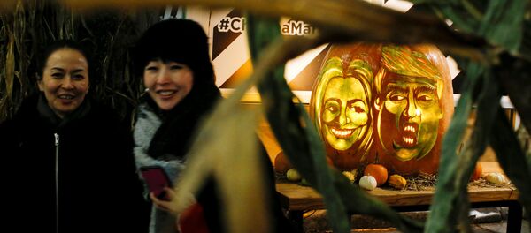 Una calabaza con la imagen de Hillary Clinton y Donald Trump - Sputnik Mundo