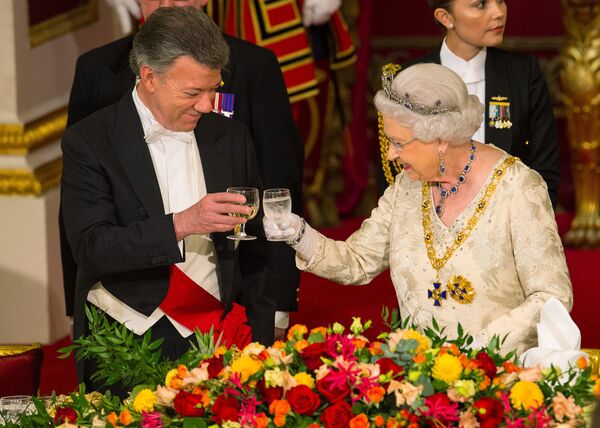 Queen Elizabeth II and Colombia's president Juan Manuel Santos  - Sputnik Mundo