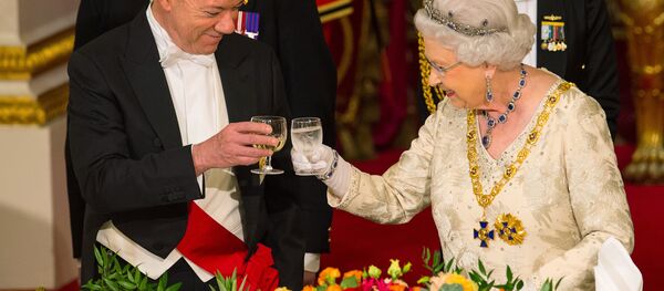 Presidente de Colombia, Juan Manuel Santos, y reina de Reino Unido, Isabel II - Sputnik Mundo