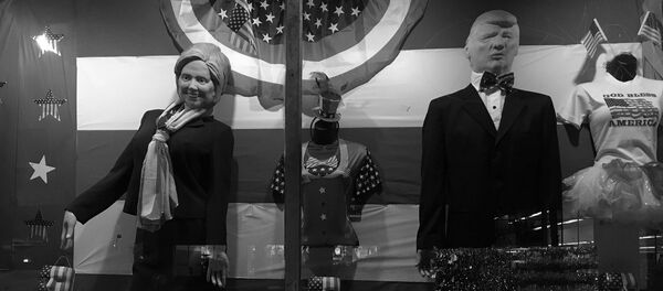 Manequís con caras Hillary Clinton y Donald Trump - Sputnik Mundo