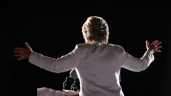 U.S. Democratic presidential nominee Hillary Clinton speaks at a campaign rally in Ft. Lauderdale - Sputnik Mundo