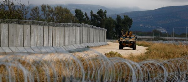 An armoured military vehicle drives past a wall along the border between Turkey and Syria, near the southeastern village of Besarslan, in Hatay province, Turkey, November 1, 2016 - Sputnik Mundo