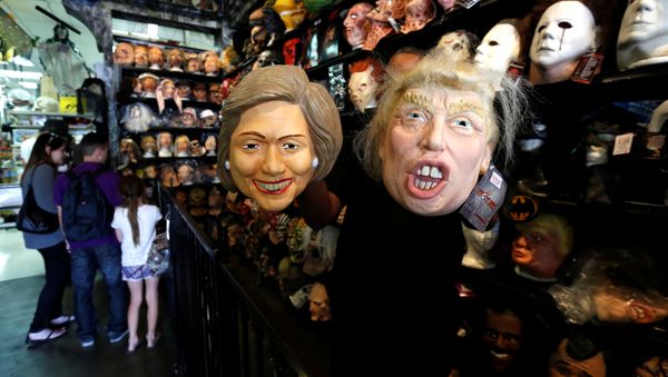 Máscaras de Hillary Clinton y Donald Trump Máscaras de Hillary Clinton y Donald Trump - Sputnik Mundo