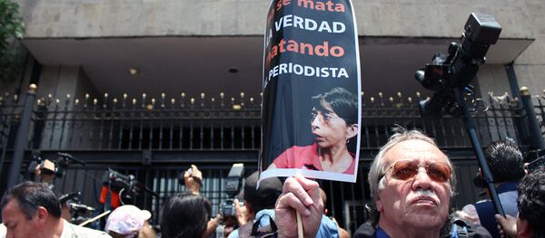 Reporteros mexicanos demandan que expliquen medidas para proteger la vida e integridad de las y los periodistas, 2012 (archivo) Reporteros mexicanos demandan que expliquen medidas para proteger la vida e integridad de las y los periodistas, 2012 (archivo) - Sputnik Mundo